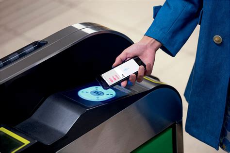 アップルウォッチ suica チャージ：未来の交通とテクノロジーの融合